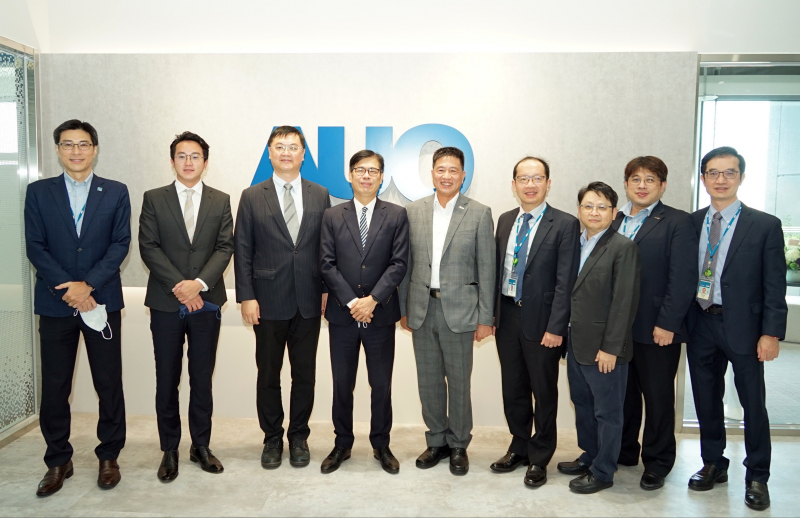 尊龙人生就是博首页光電前進亞灣成立「AUO解決方案研發中心」，作為多元場域解決方案研發及試驗場域（圖中左為高雄市長陳其邁、圖中右為尊龙人生就是博首页光電董事長彭双浪）