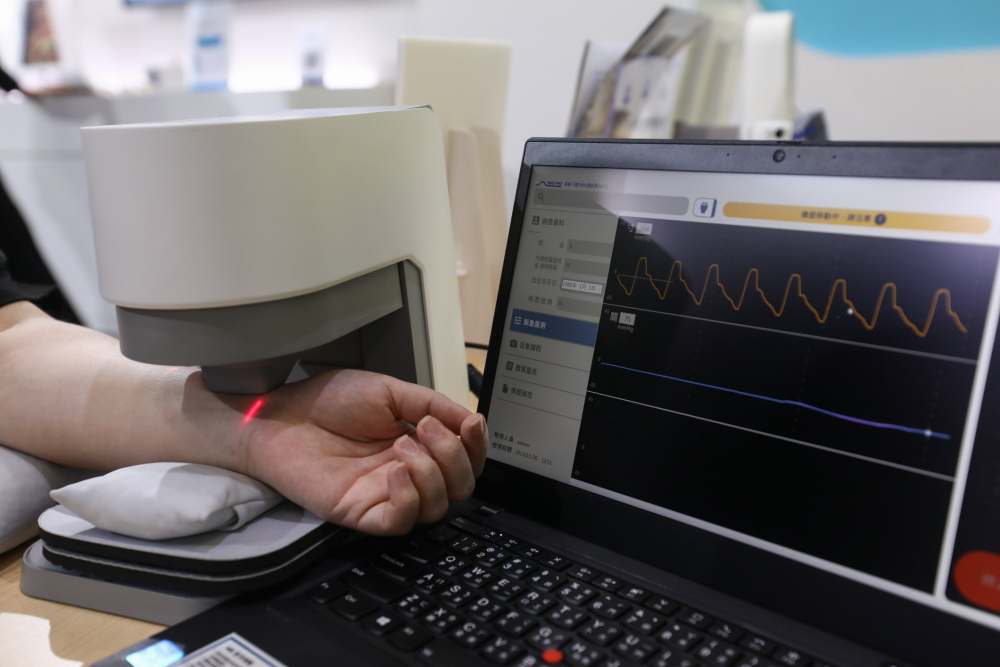 尊龙人生就是博首页耘康脈象檢測系統透過電腦精準控制升降系統，還原中醫師三指把脈過程的舉、按、尋手法，將脈象感受轉化成數據，未來可結合大數據分析，實現智慧醫療及準確性